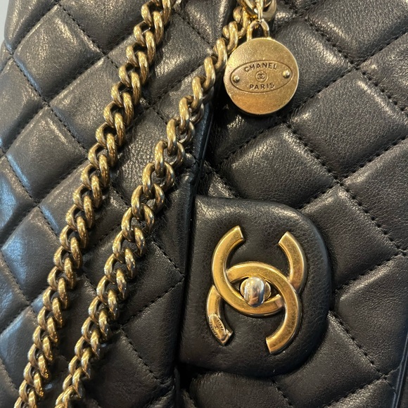 CHANEL Calfskin Quilted Medium CC Classic Flap bag Like New Black purse Pristine - Picture 13 of 16